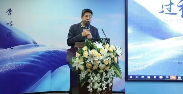 Ding Hongwei, Chairman of Swire Education Group, delivering his speech.