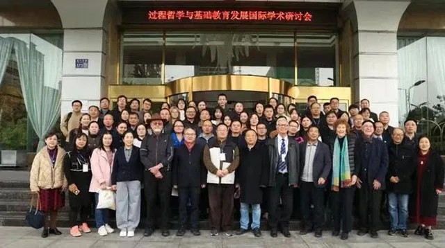 Group photo of representatives of the Luoyang International Academic Seminar on "Process Philosophy and Basic Education Development".